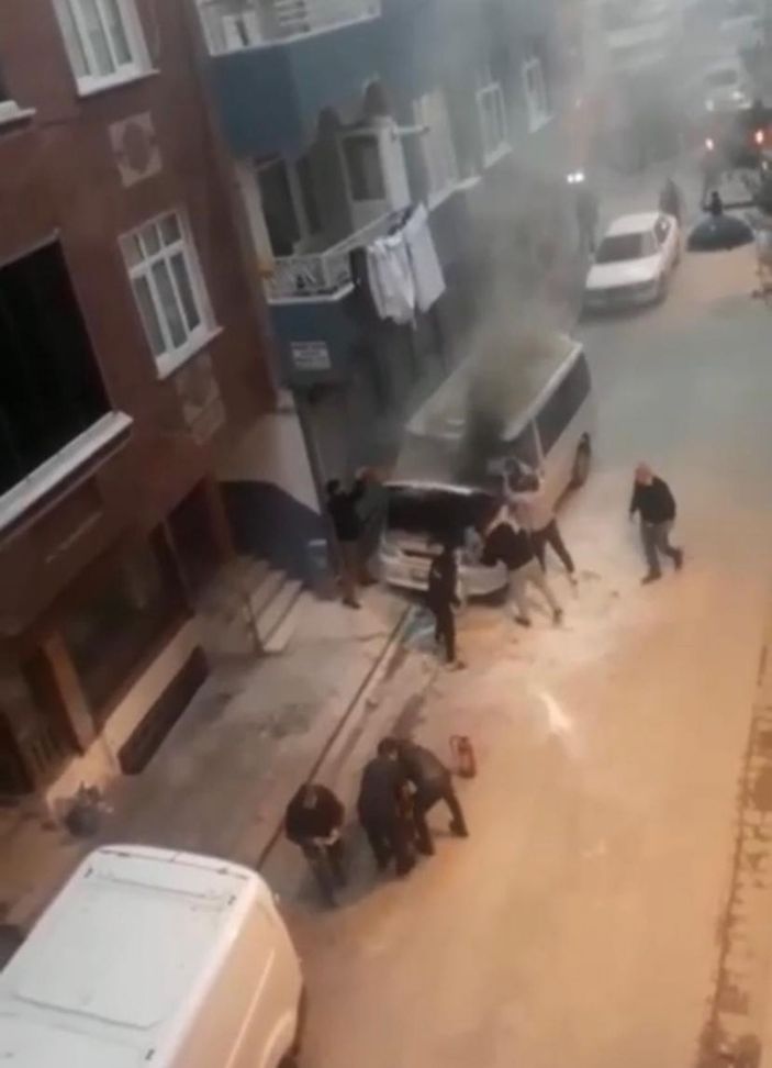 Zeytinburnu’nda yanan minibüsü damacanayla su taşıyıp söndürdüler -2
