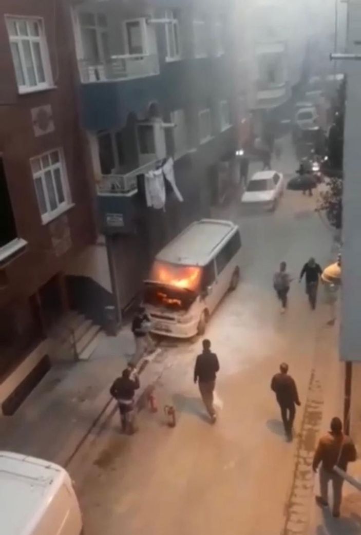 Zeytinburnu’nda yanan minibüsü damacanayla su taşıyıp söndürdüler -1