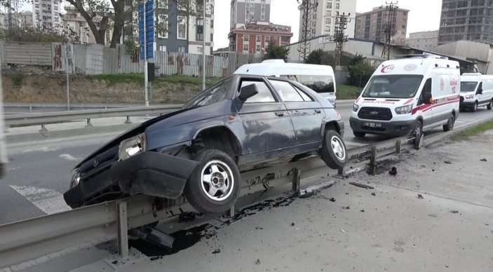 Sultangazi'de kaza yapan sürücüye polis yardım etti -2