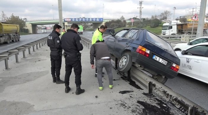 Sultangazi'de kaza yapan sürücüye polis yardım etti -9