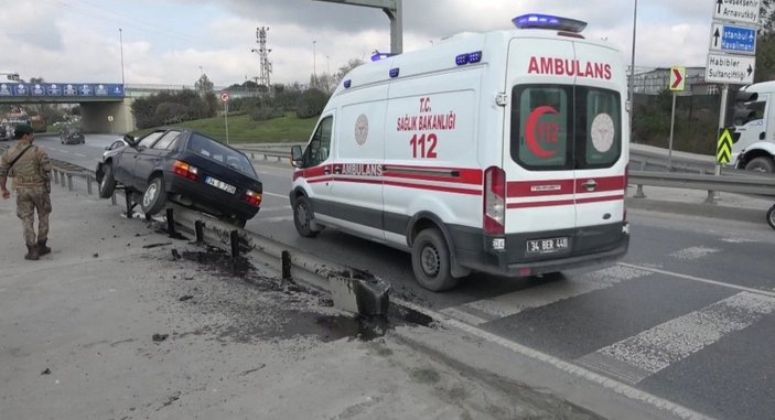 Sultangazi'de kaza yapan sürücüye polis yardım etti -4