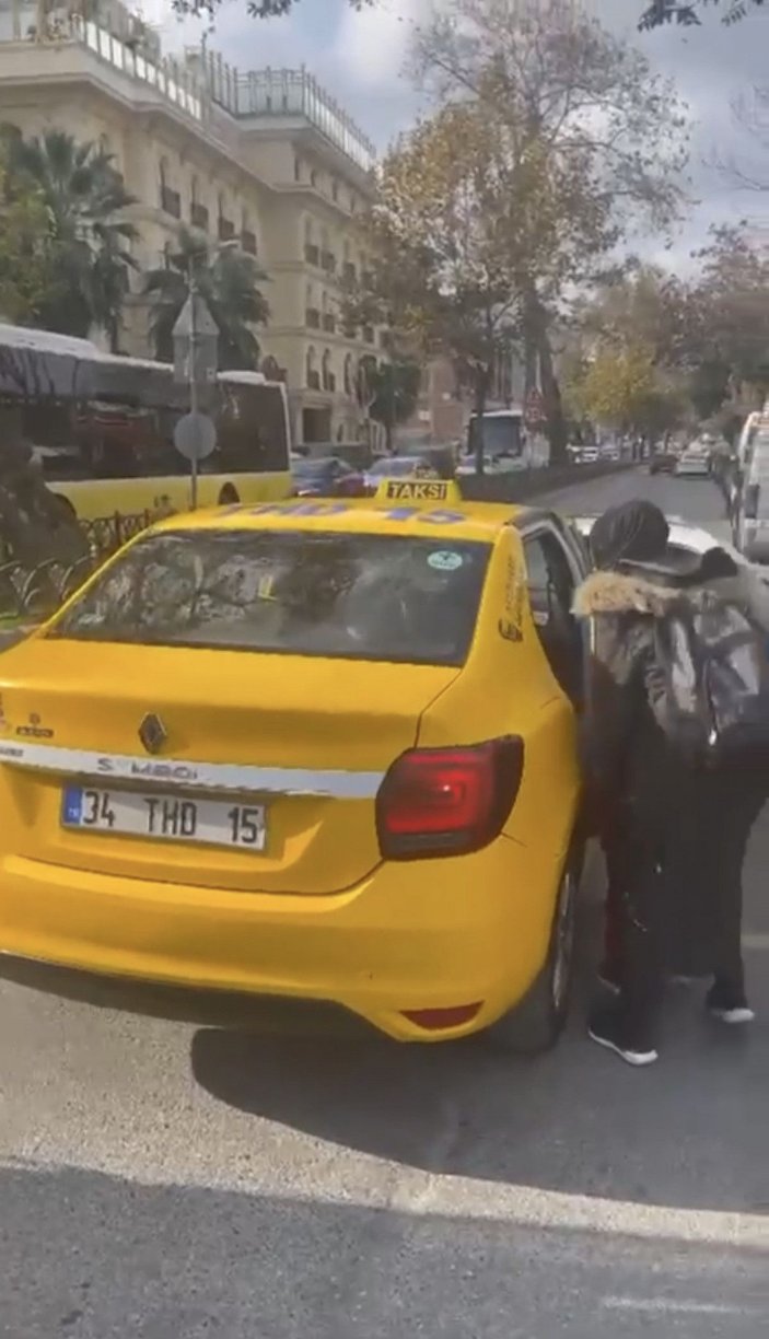 Fatih'te taksici değişim saati bahanesiyle türk yolcuyu almayıp turistleri aldı -3