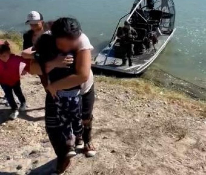 İnsan kaçakçıları tarafından ıssız adaya terk edilen küçük kız kurtarıldı -1