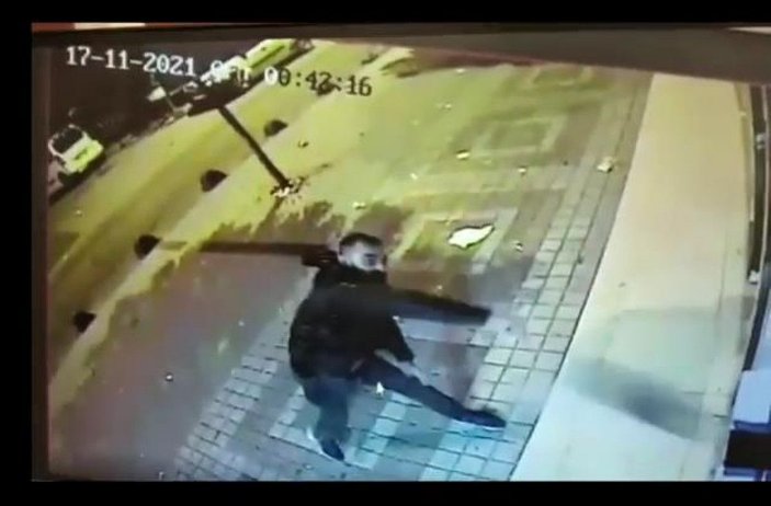 Bağcılar'da ATM'ye taşlı saldırı kamerada  -2