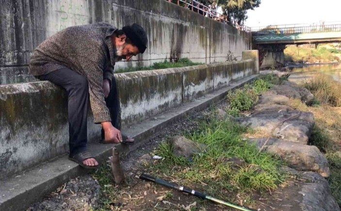 Kimsesiz adam ile farenin dostluğu: Ekmeğini fareyle paylaşıyor -8