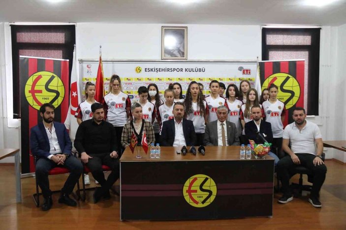 Eskişehirspor'da kadın futbol takımı yeniden kuruldu