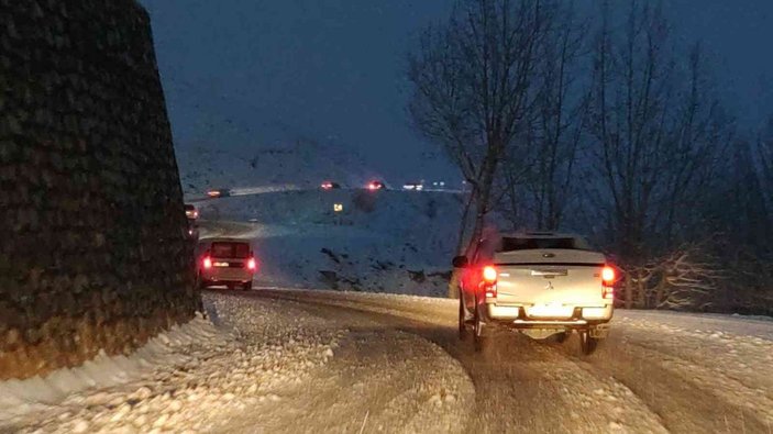 Van-Bahçesaray yolunda kar yağışı sürücüleri zorladı