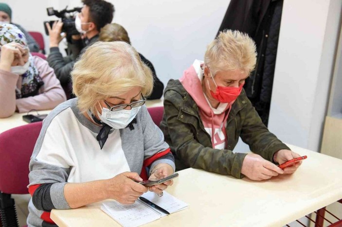 Ankara'da yaşlılara akıllı telefon kursu