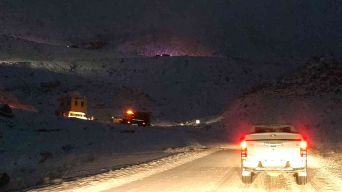 Van-Bahçesaray yolunda kar yağışı sürücüleri zorladı