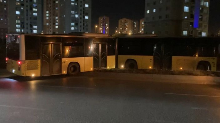 Başakşehir'de İETT otobüsü refüje çıktı -4