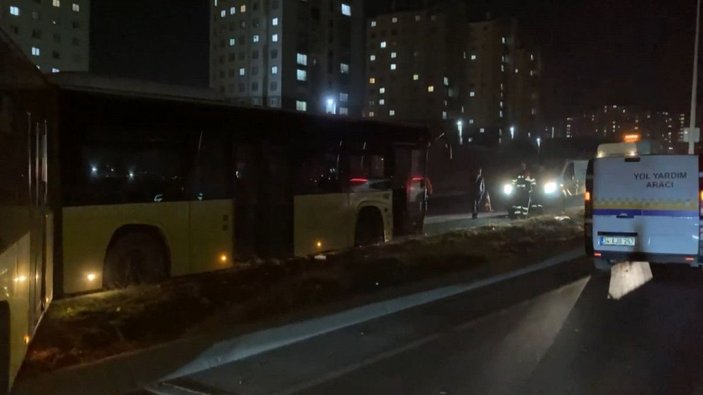 Başakşehir'de İETT otobüsü refüje çıktı -2