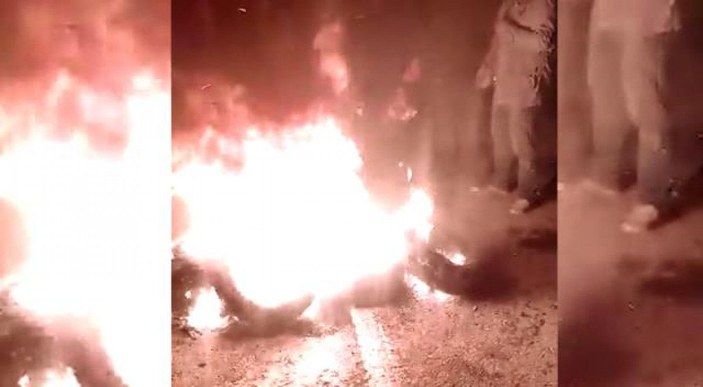 Otomobilin çarptığı Mecit öldü, mahalleli lastik yakıp eylem yaptı -4