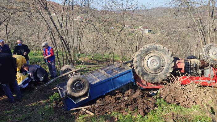 Traktörün altında kaldı, görme engelli babasının sesini duymasıyla kurtarıldı -1