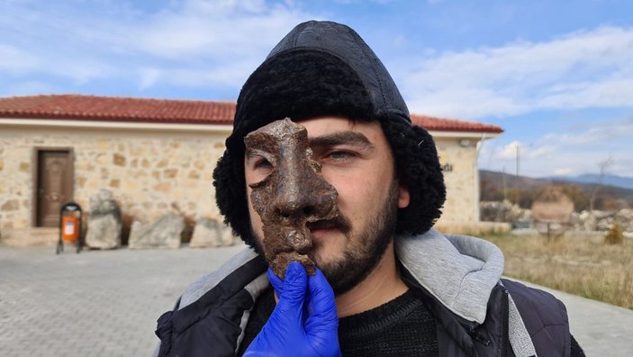 Antik kentteki kazıda, Roma askerlerinin kullandığı demir maske bulundu -1