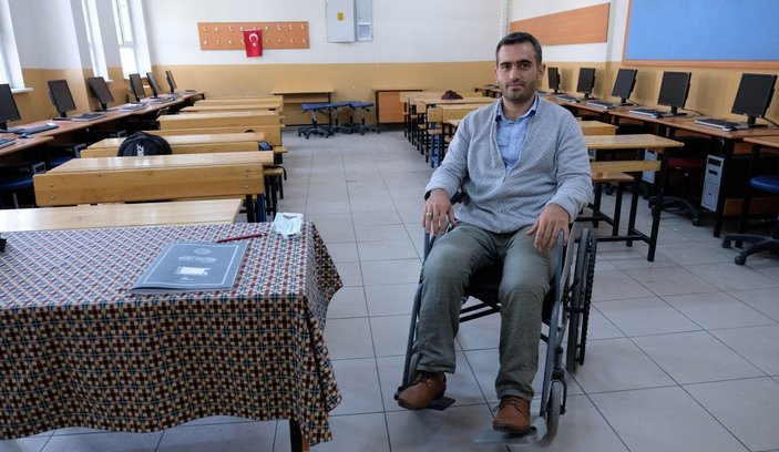 Depremde iki bacağını kaybeden öğretmen 10 yıldır görevinin başında -10