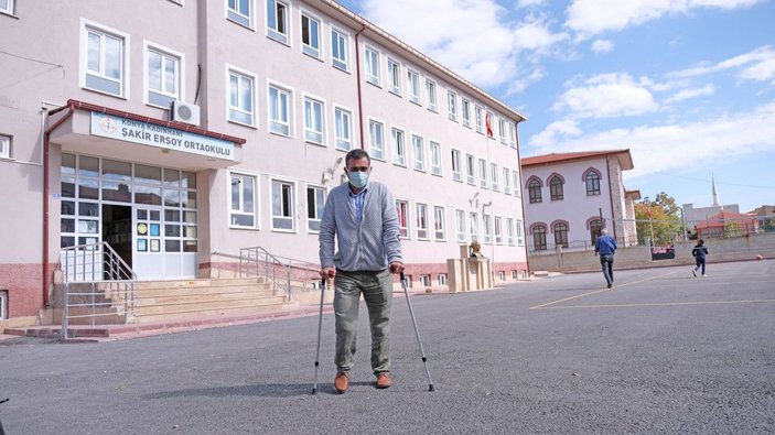 Depremde iki bacağını kaybeden öğretmen 10 yıldır görevinin başında -9