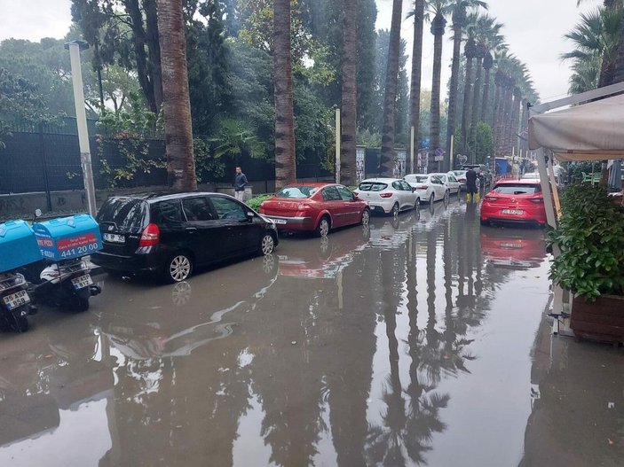 İzmir'de sağanak nedeniyle kentin simgelerinden Karaca Sineması'nı su bastı -7