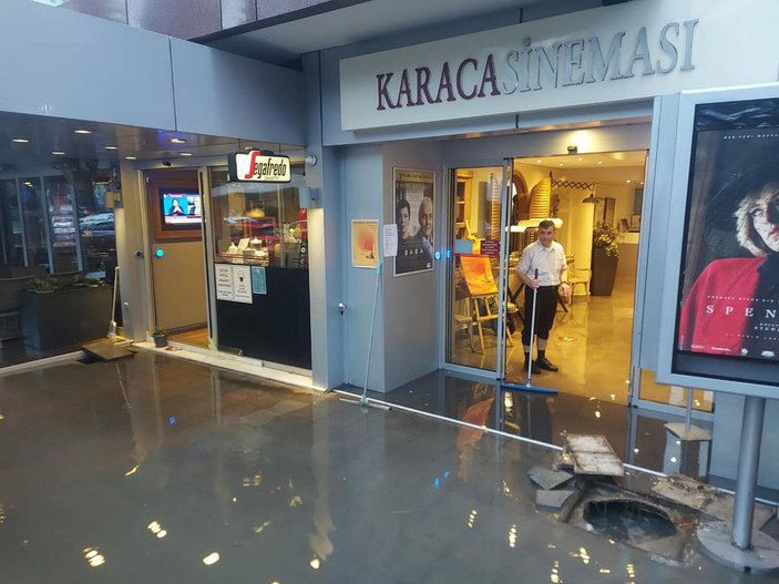 İzmir'de sağanak nedeniyle kentin simgelerinden Karaca Sineması'nı su bastı -3