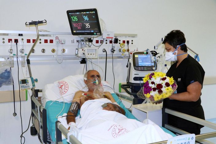 Covid-19 yoğun bakımındaki emekli öğretmene sürpriz kutlama -1