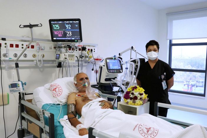 Covid-19 yoğun bakımındaki emekli öğretmene sürpriz kutlama -4