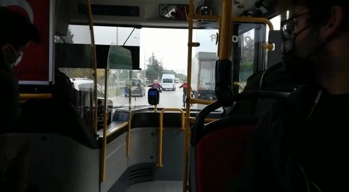 Yolda kamyonet terörü: Ring otobüsündeki 10’larca öğrencinin hayatını tehlikeye attı -5