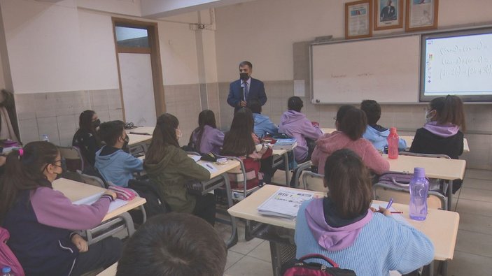 Görme engelli Nurettin öğretmen, 17 yıldır öğrencilerine rehber -8