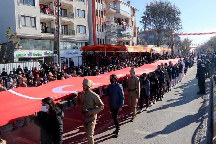 Edirne'de kurtuluş günü kutlaması; 100 metrelik Türk bayrağı taşıdılar -1