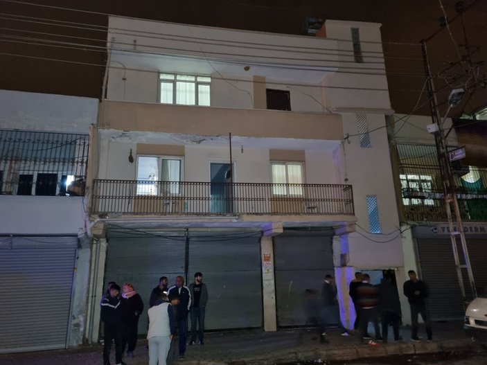 Adana'da kurşun yağmuruna tutulan evin balkonundaki kadın yaralandı