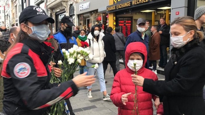 Polis Taksim'de kadınlara çiçek dağıttı -5