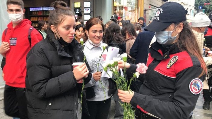 Polis Taksim'de kadınlara çiçek dağıttı -6