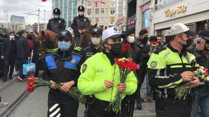Polis Taksim'de kadınlara çiçek dağıttı -3