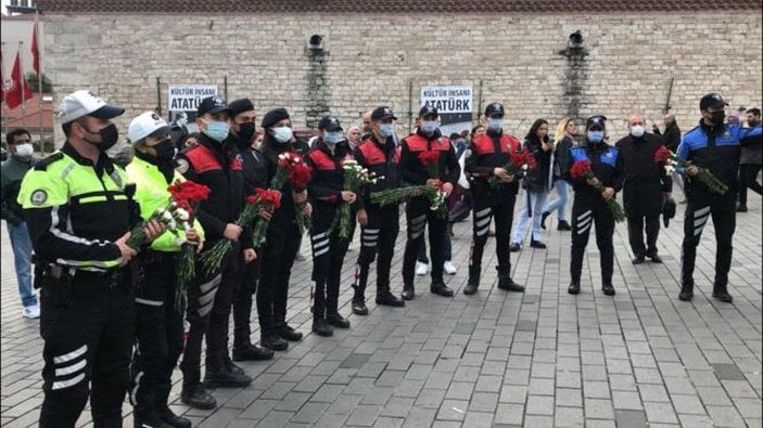 Polis Taksim'de kadınlara çiçek dağıttı -7
