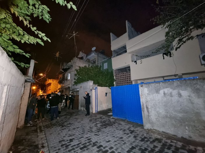 Adana'da uyuyan ev arkadaşını defalarca bıçakladı
