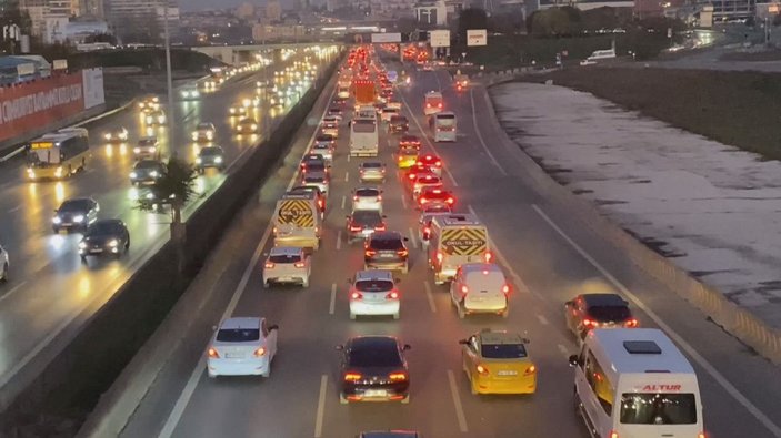 Kısıtlamalar sonrası çileye dönüşen İstanbul trafiğinde servis faktörü  -2