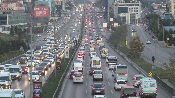 Kısıtlamalar sonrası çileye dönüşen İstanbul trafiğinde servis faktörü  -3