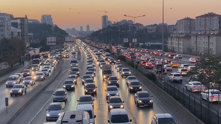 Kısıtlamalar sonrası çileye dönüşen İstanbul trafiğinde servis faktörü  -9