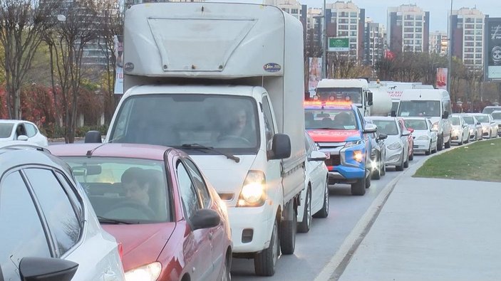 Kısıtlamalar sonrası çileye dönüşen İstanbul trafiğinde servis faktörü  -4