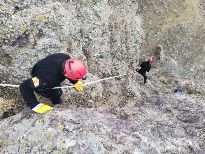 Köpeğini ararken kayalıklarda mahsur kaldı, itfaiye halatla kurtardı -4