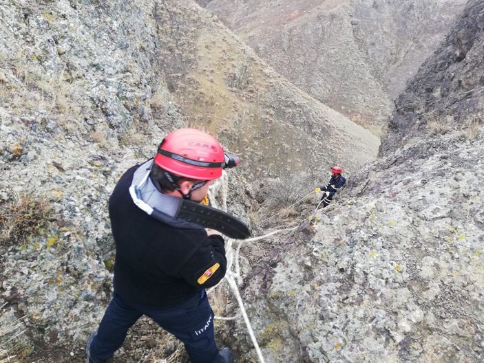 Köpeğini ararken kayalıklarda mahsur kaldı, itfaiye halatla kurtardı -5