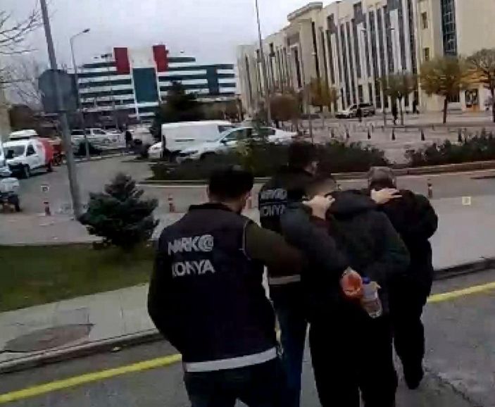 d Uyuşturucuyu kazdıkları 2,5 metre derinliğindeki çukurlara gömmüşler -6