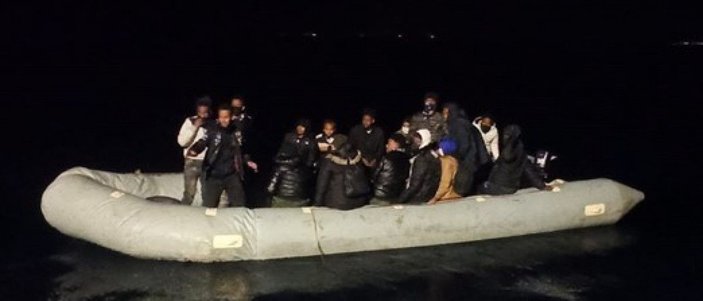 İzmir açıklarında 50 kaçak göçmen kurtarıldı  -1