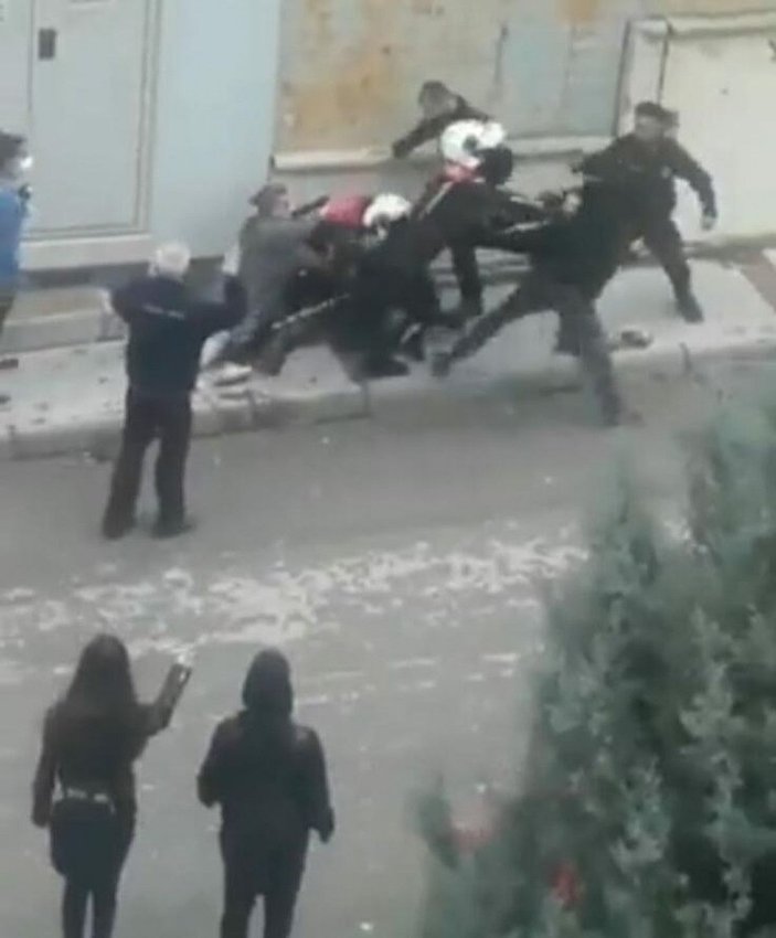 İzmir Valiliği'nden 'şiddet' uyguladığı iddia edilen polislere ilişkin açıklama -1