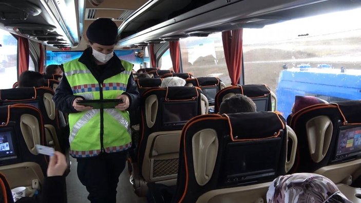 Cenaze törenine katılan korona virüslü kadın otobüste yakalandı: Karantinaya alındı -4