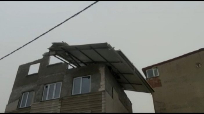 Arnavutköy'de çatının uçma anı kamerada (1) -1