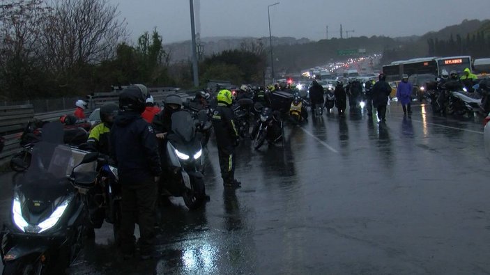 Köprü motosikletlilere kapatıldı, onlarca motosikletli yağmur altında bekledi -4
