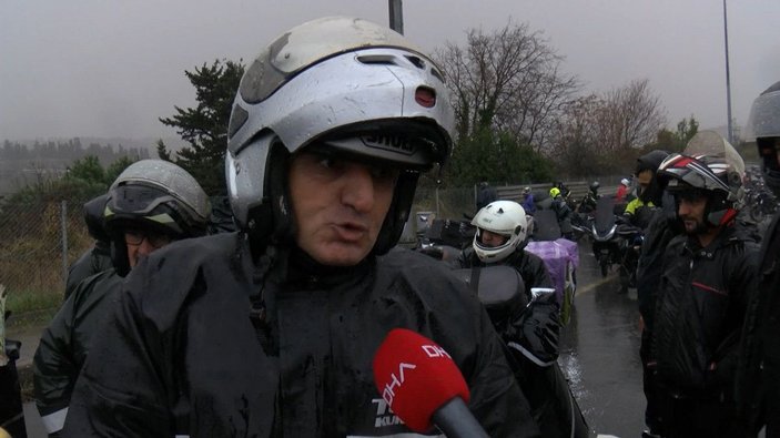 Köprü motosikletlilere kapatıldı, onlarca motosikletli yağmur altında bekledi -6