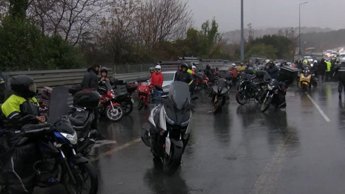 Köprü motosikletlilere kapatıldı, onlarca motosikletli yağmur altında bekledi -3