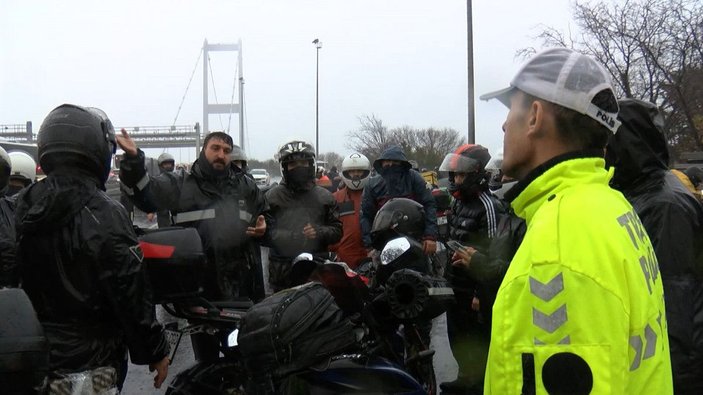 Köprü motosikletlilere kapatıldı, onlarca motosikletli yağmur altında bekledi -10