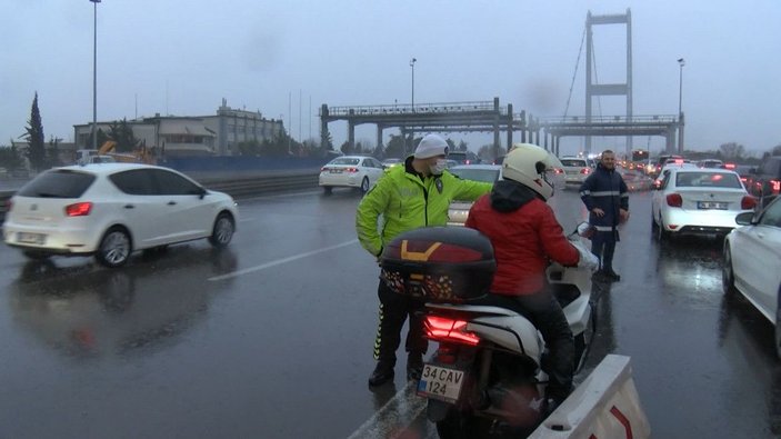 Köprü motosikletlilere kapatıldı, onlarca motosikletli yağmur altında bekledi -9