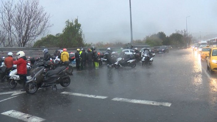 Köprü motosikletlilere kapatıldı, onlarca motosikletli yağmur altında bekledi -2